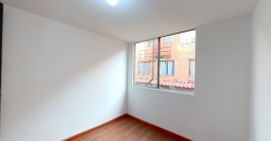 Casa de tres pisos con balcon en Funza