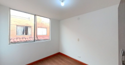 Casa de tres pisos con balcon en Funza