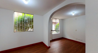 Casa de tres pisos con balcon en Funza
