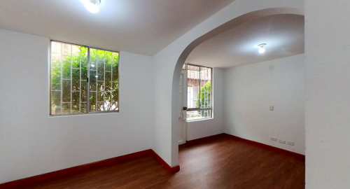 Casa de tres pisos con balcon en Funza