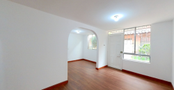 Casa de tres pisos con balcon en Funza